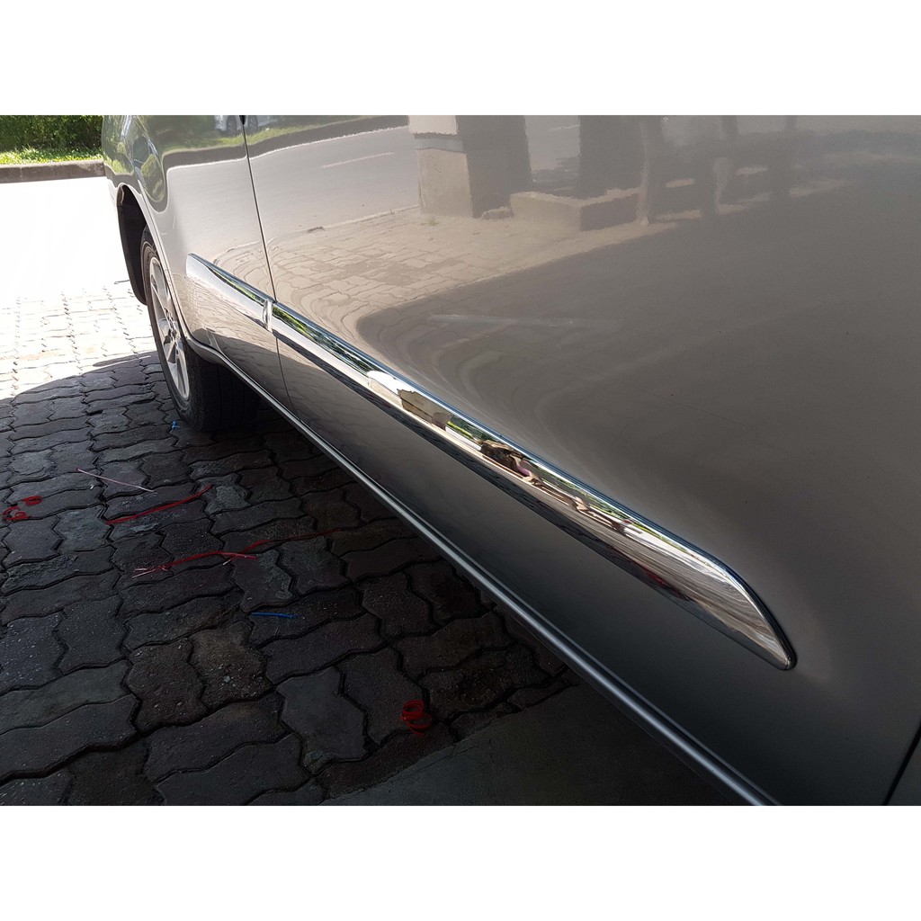 Ốp nẹp sườn hông xe Toyota Innova 2017 – 2023 mạ crom cao cấp, sáng bóng