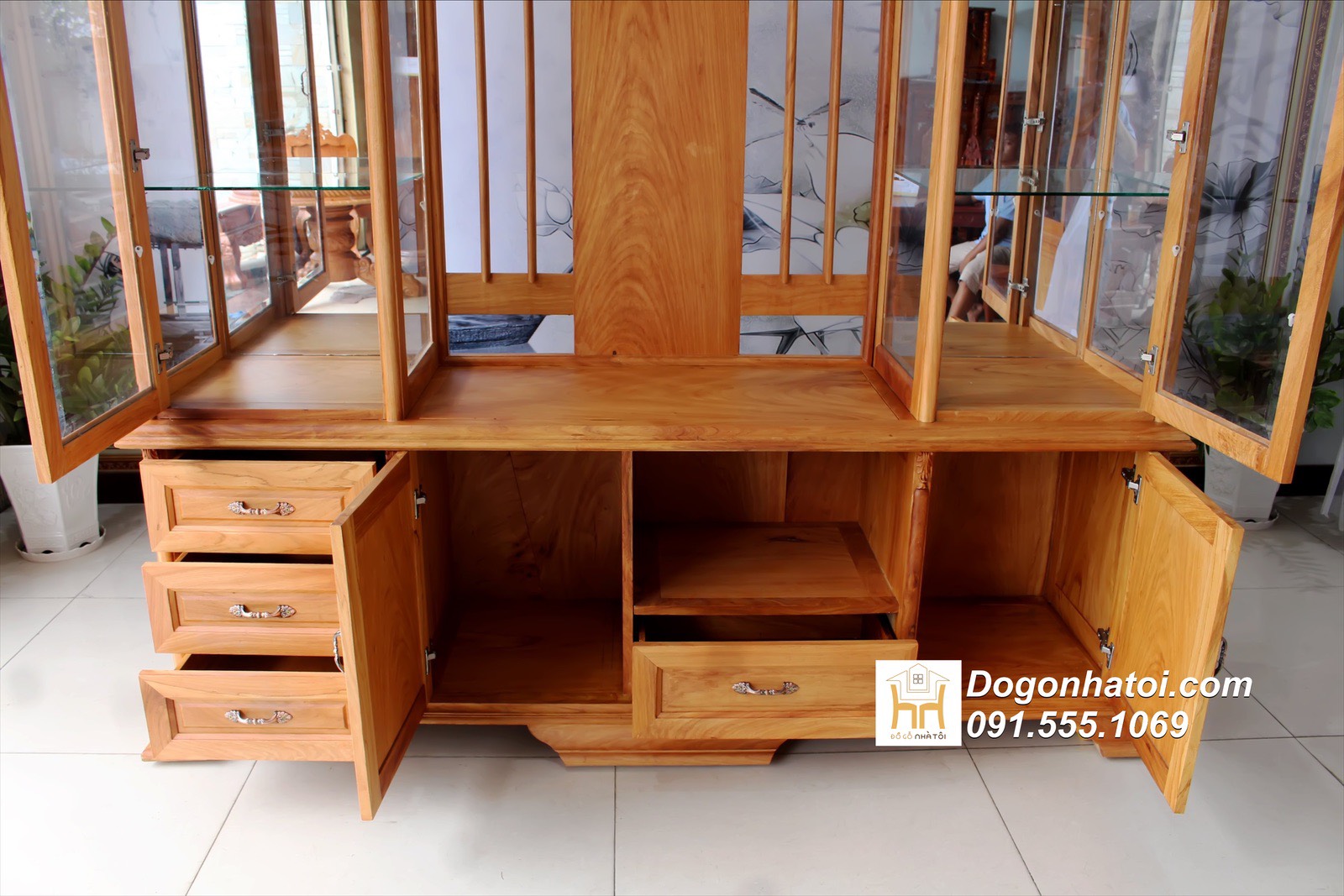 Mẫu Tủ Kệ Tivi Có Kính Ngăn Phòng Gỗ Gõ Đỏ - TR633