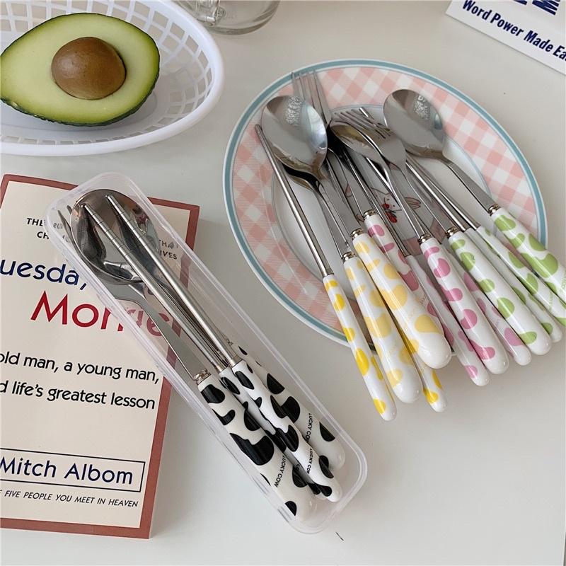 Bộ đũa thìa inox cá nhân hoạ tiết bò sữa dễ thương - Set 3 thìa đũa muỗng văn phòng, dã ngoại, du lịch