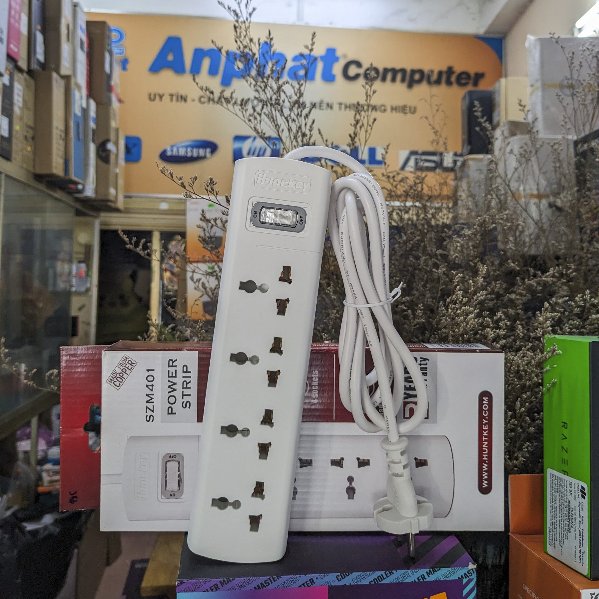 Ổ cắm điện Huntkey SZM401 2500W, 4 lỗ 3 chân đa năng, chống sét, cáp 1.5m - Hàng Chính Hãng