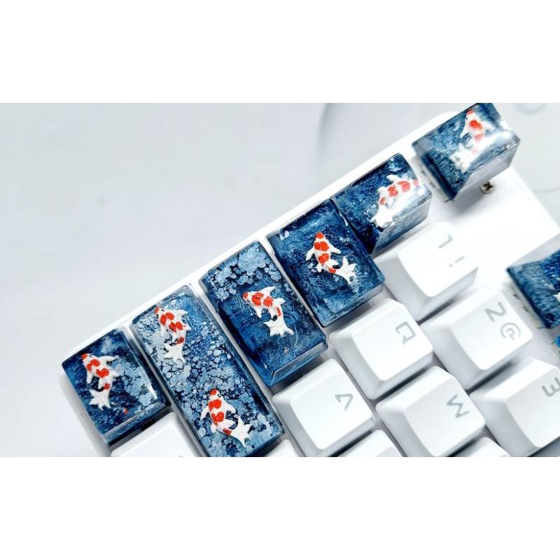 Set keycap cá koi tone đen xám trang trí bàn phím cơ.