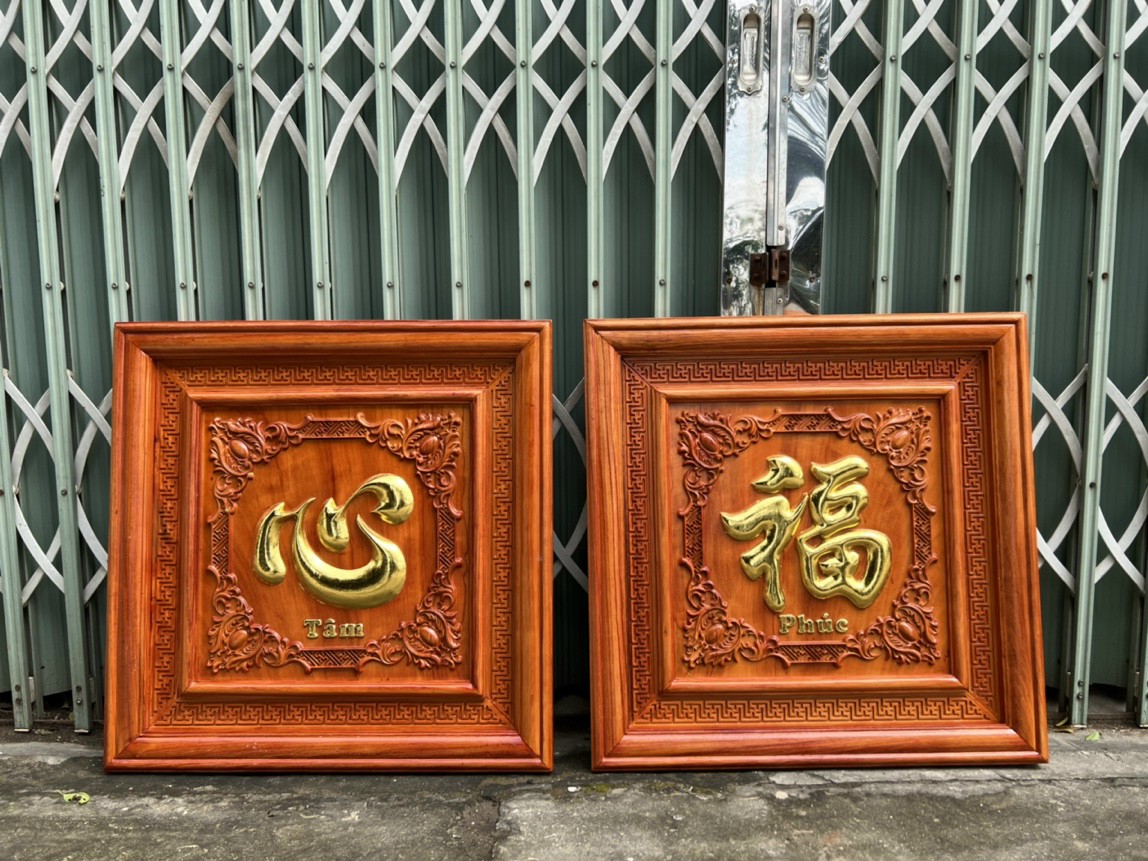 Tranh điêu khắc chữ phúc và được sơn son dát vàng cao cấp bằng gỗ hương đỏ kt 67×67×3,5cm