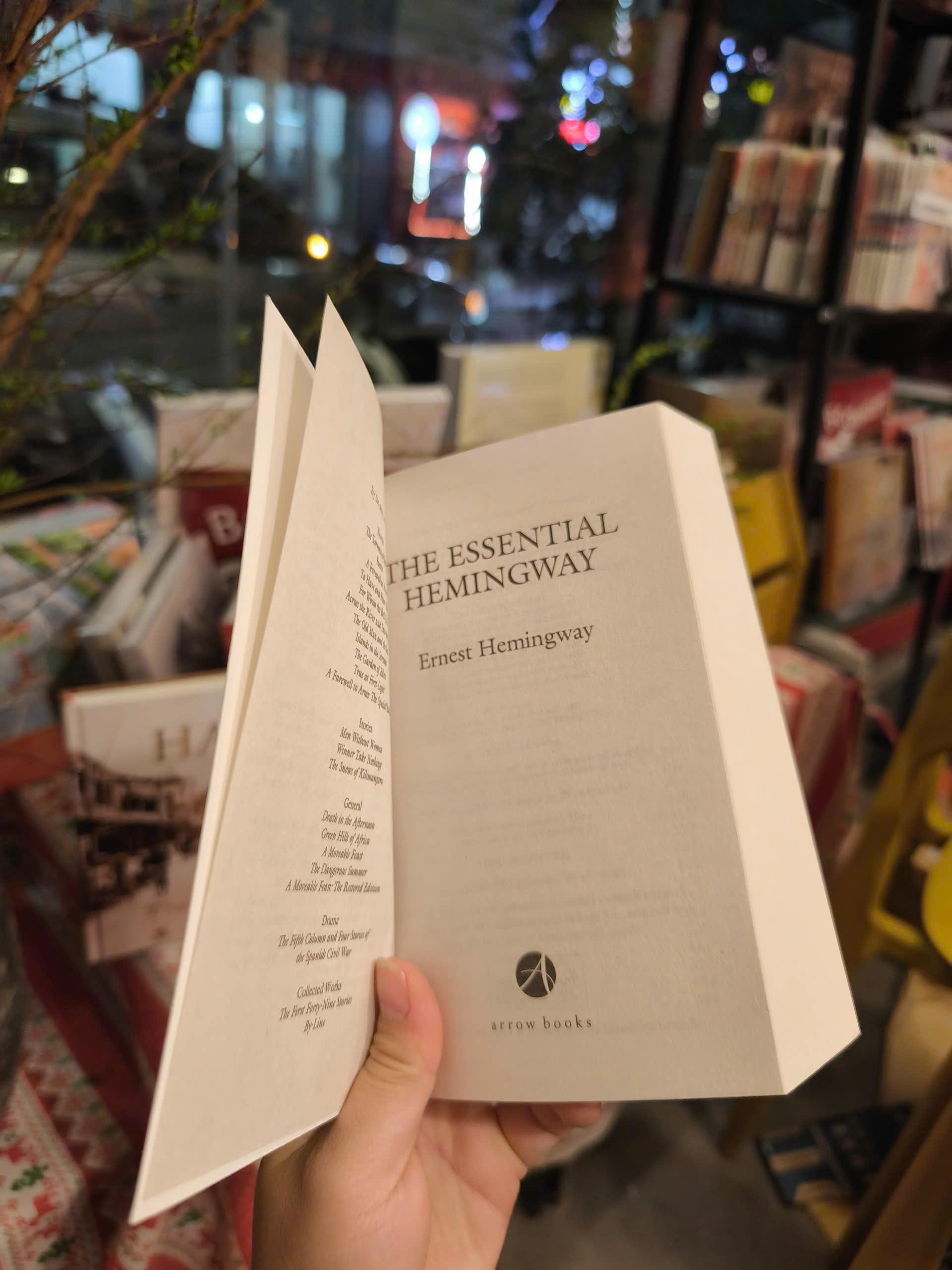 Sách - The Essential Hemingway by Ernest Hemingway - Fiction| Classics |Short Stories