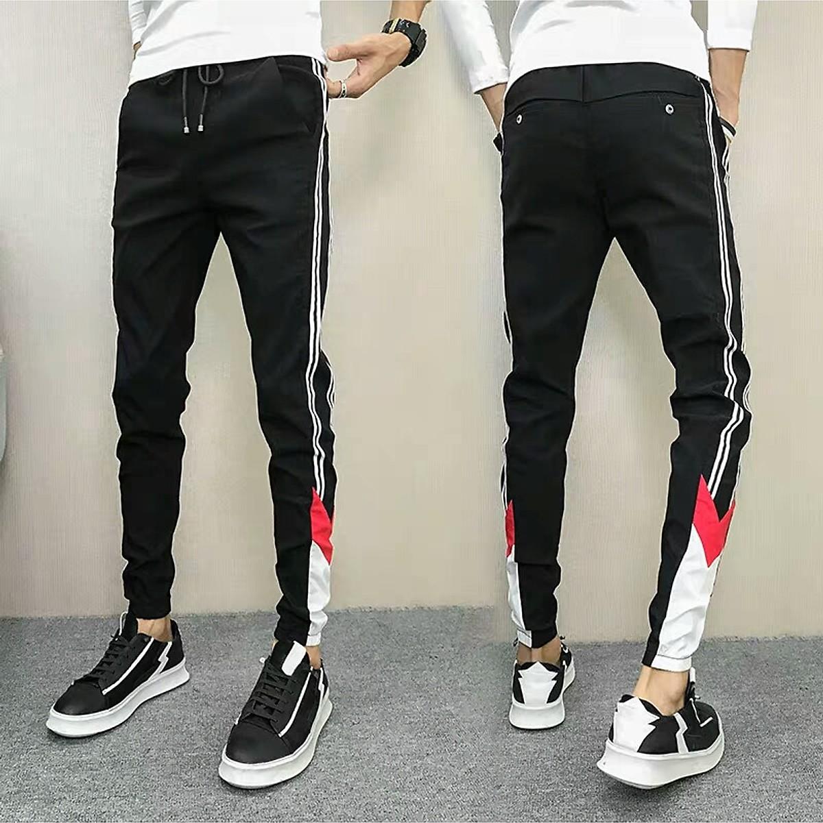 Quần jogger ống bó với thiết kế sọc lạ