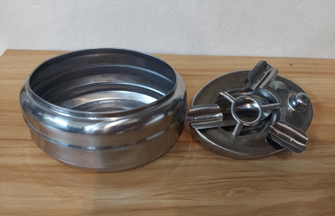 Gạt tàn thuoc Inox có nút bấm đóng mở ngăn đựng tiện dụng dễ vệ sinh