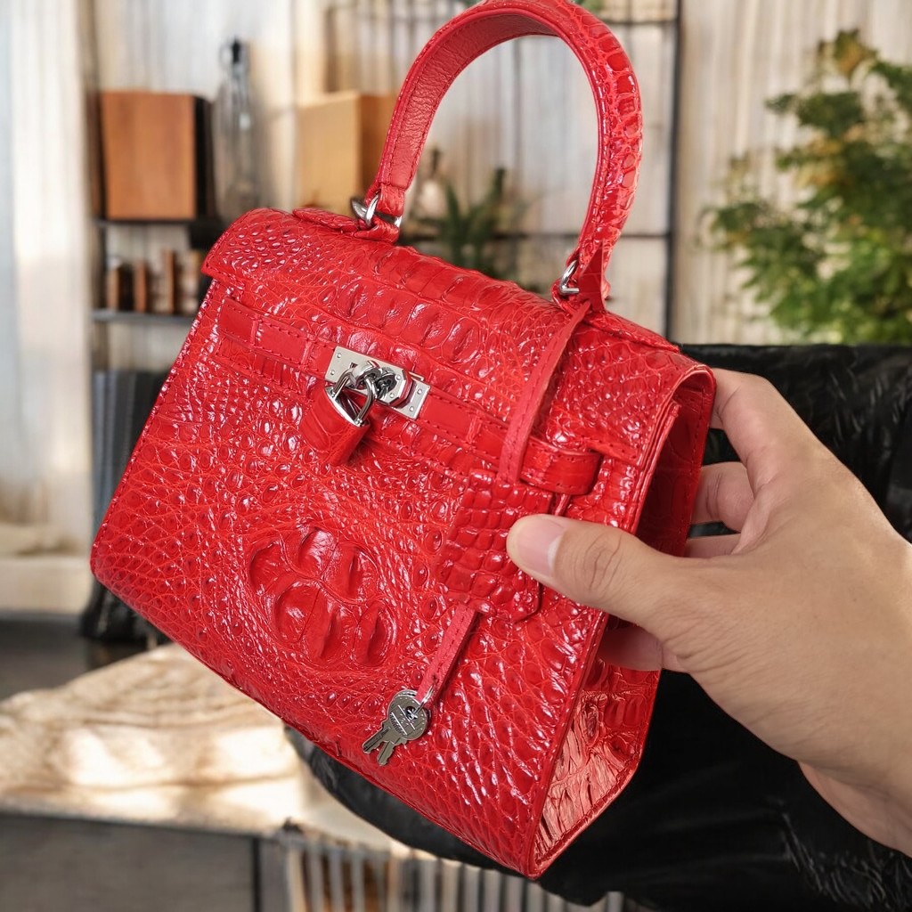 Túi xách da cá sấu có sử dụng khóa chìa!