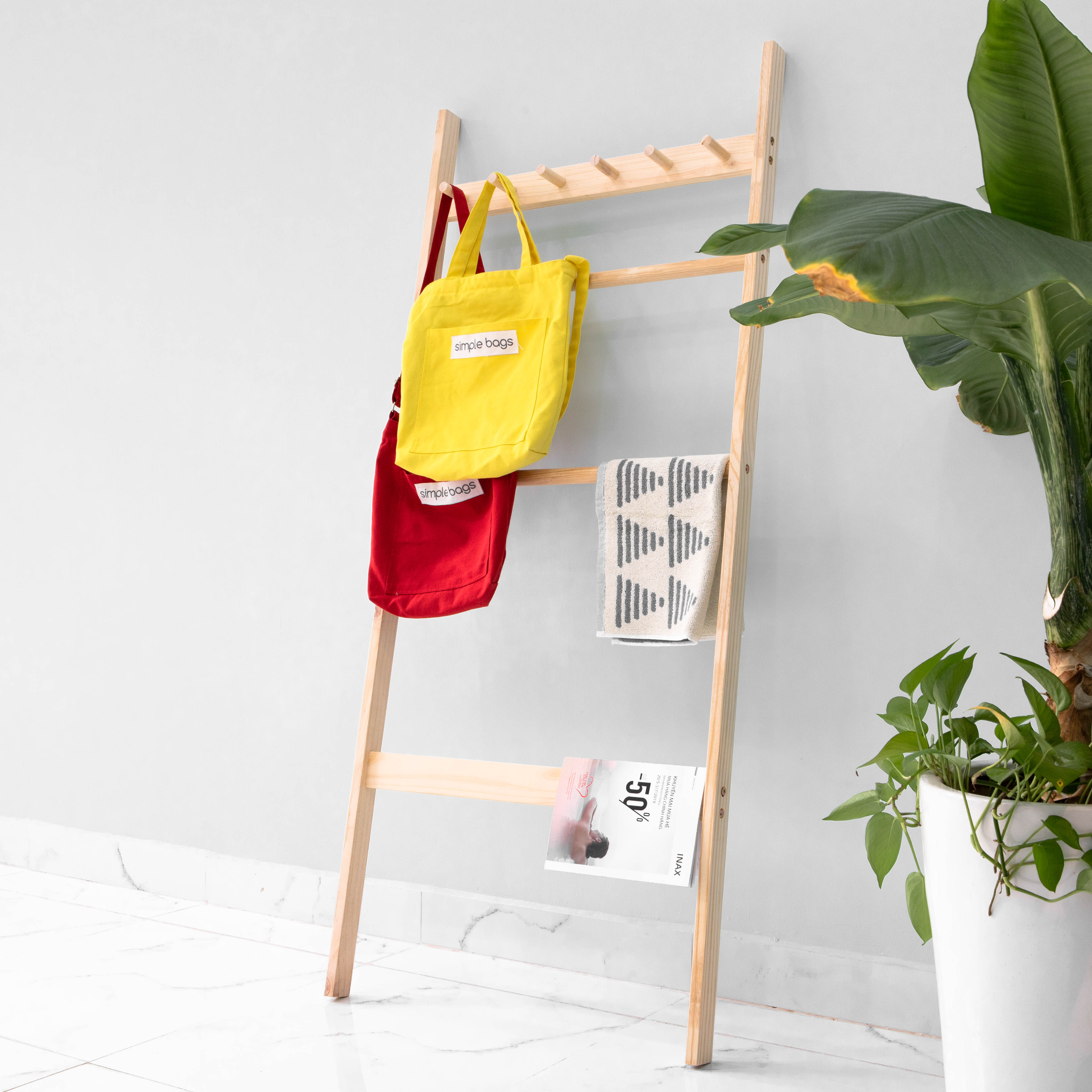 GIÁ TREO ĐỒ HÌNH THANG TRANG TRÍ, TREO ĐỒ HÀN QUỐC MÀU GỖ TỰ NHIÊN - C TOWEL LADDER NATURAL