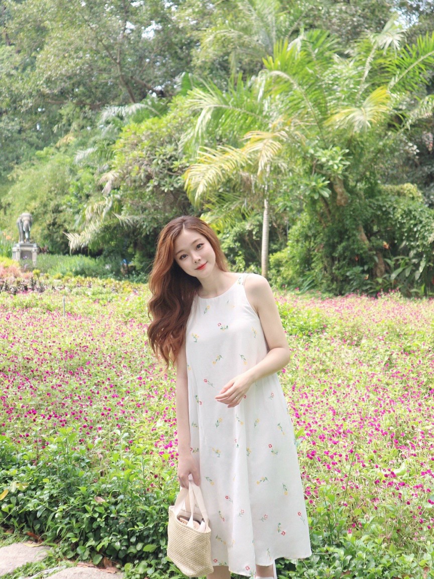 Đầm yếm dáng suông dài qua gối, Đầm maxi form rộng Cao Cấp trắng in hoa nhí, sát nách cổ tròn MiNhi