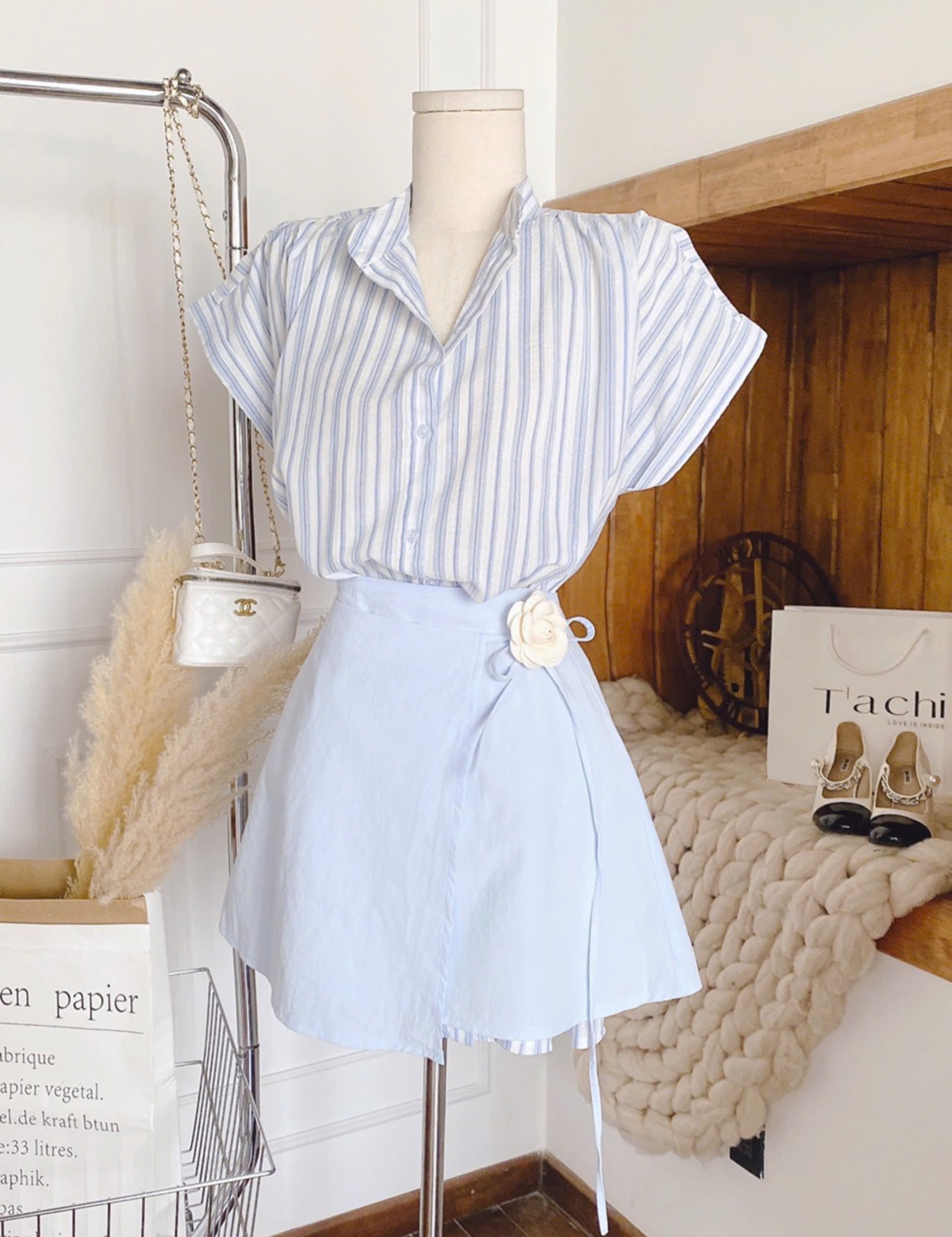 Set đầm sơ mi kẻ sọc mix chân váy đắp tag hoa