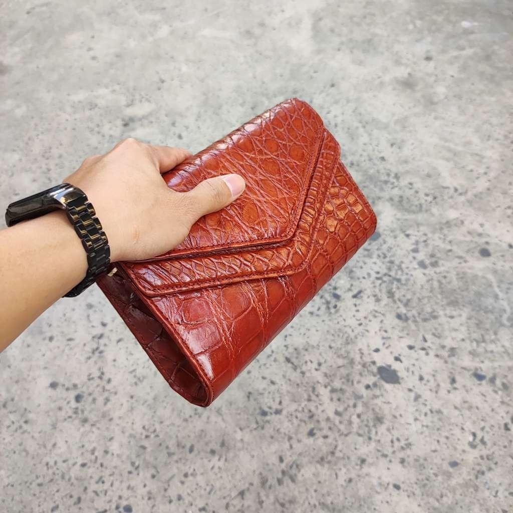 Cầm tay nữ kiêm túi đeo vai. Da bụng cá sấu siêu dễ thương!