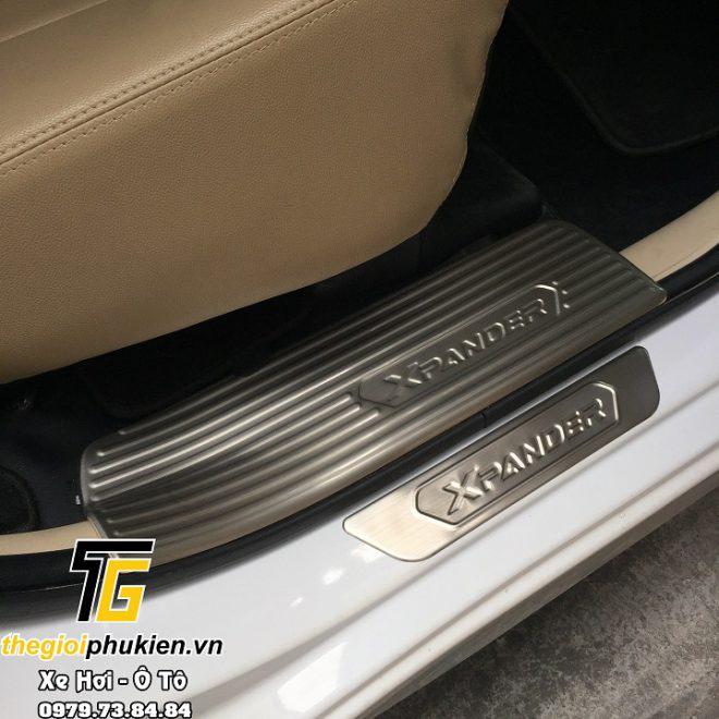 BỘ SẢN PHẨM Nẹp bước chân và ốp chống trầy cốp Mitsubishi Xpander - Mẫu Inox