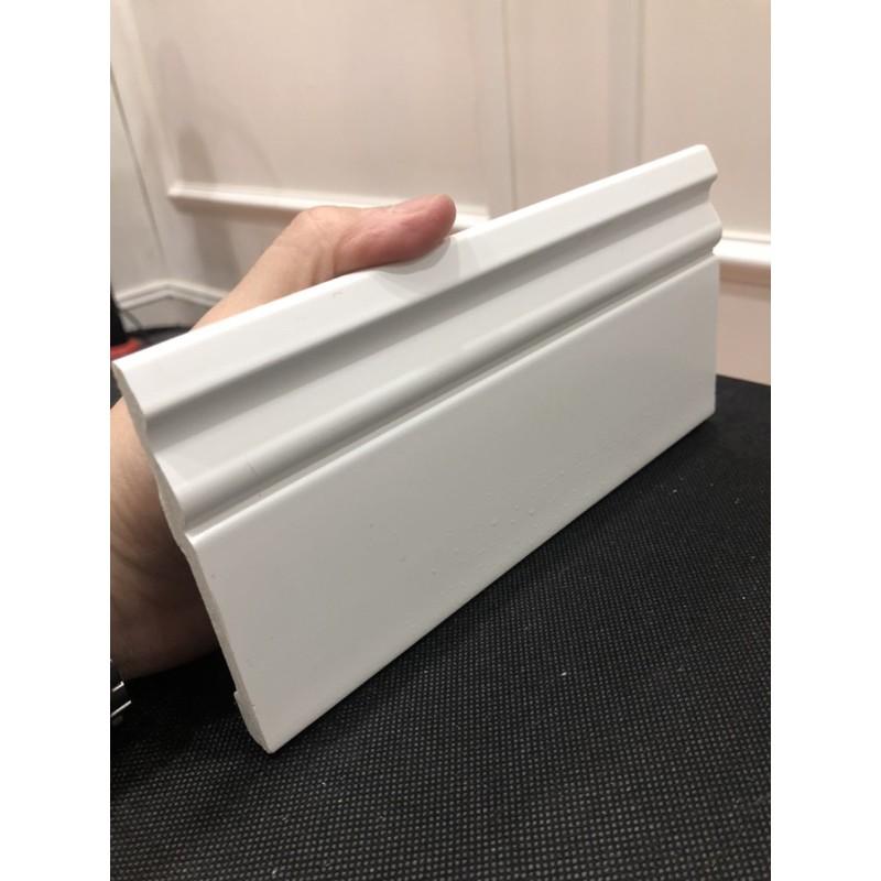 Phào chỉ chân tường nhựa composite trắng bản cao 12cm đã hoàn thiện bề mặt