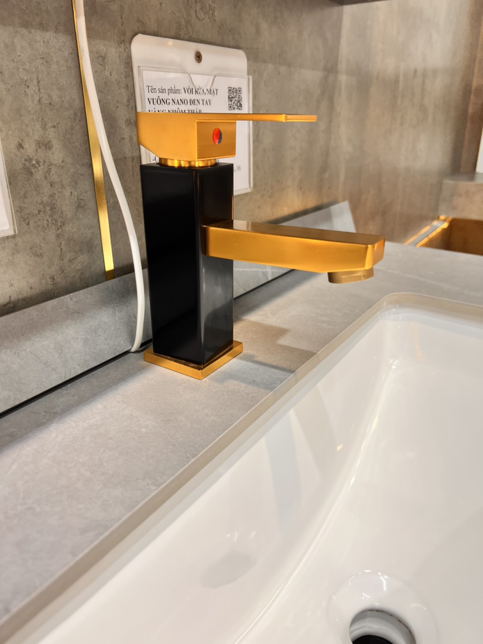 Vòi rửa mặt, Vòi rửa lavabo nóng lạnh đen ánh vàng nhạt GR 5608B