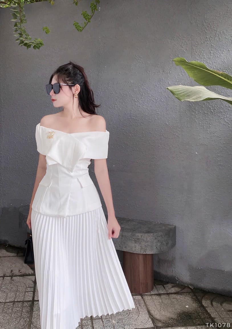 Áo peplum trễ vai đắp chéo sang trọng, dễ phối đồ có 2 màu trắng, đen