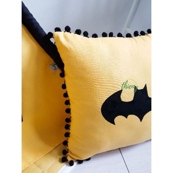 Gối Batman Người Dơi cho bé đẹp cao cấp 100% cotton Gối đã nhồi bông viền pompom Chất liệu an toàn cho bé Ảnh shop chụp