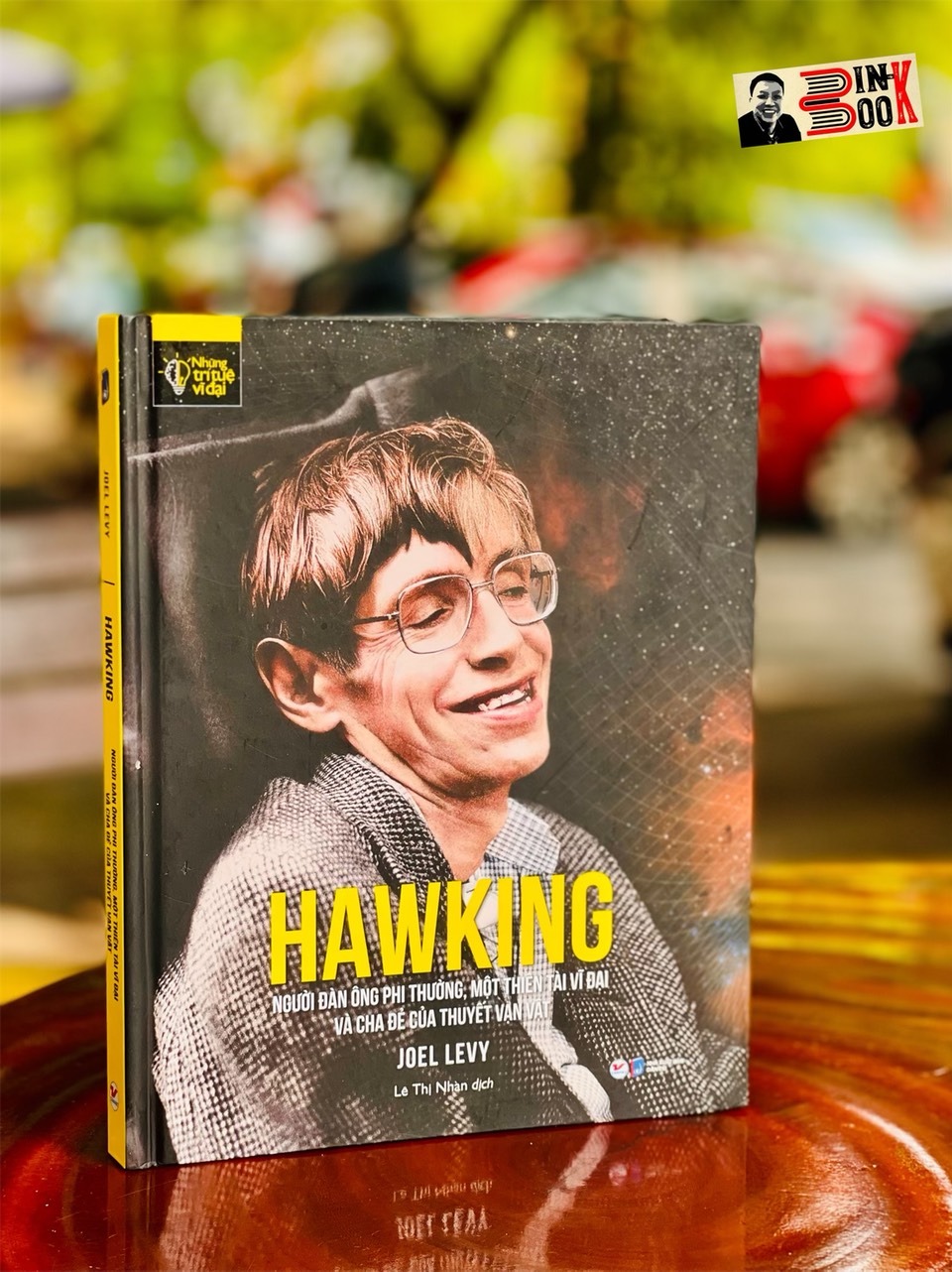 HAWKING - Người đàn ông phi thường, một thiên tài vĩ đại và cha đẻ của thuyết vạn vật - Joel Levy – Tân Việt books