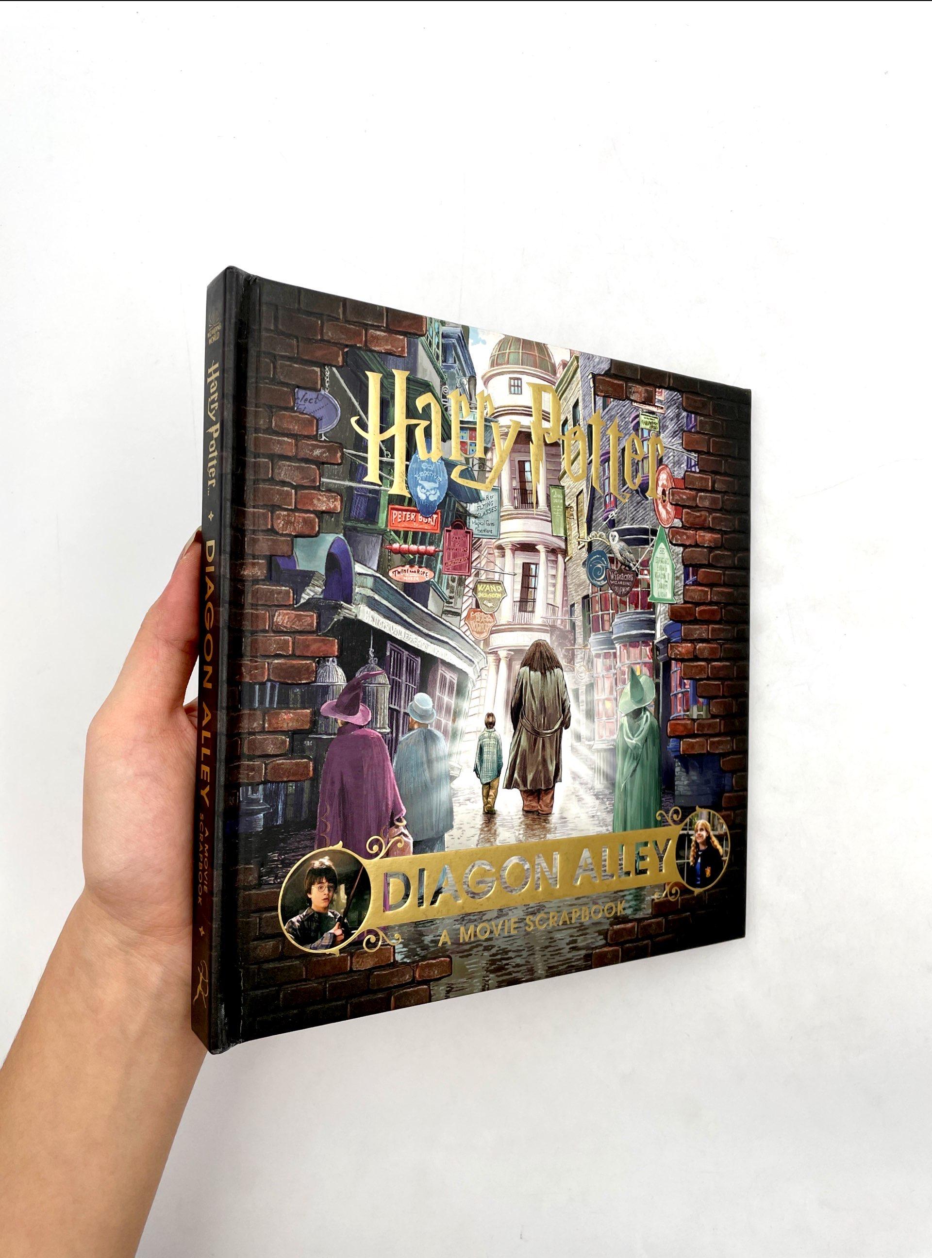 Harry Potter: Diagon Alley (A Movie Scrapbook ) (Hardback) Hẻm Xéo (Cánh cửa mở ra thế giới phép thuật) (English Book)