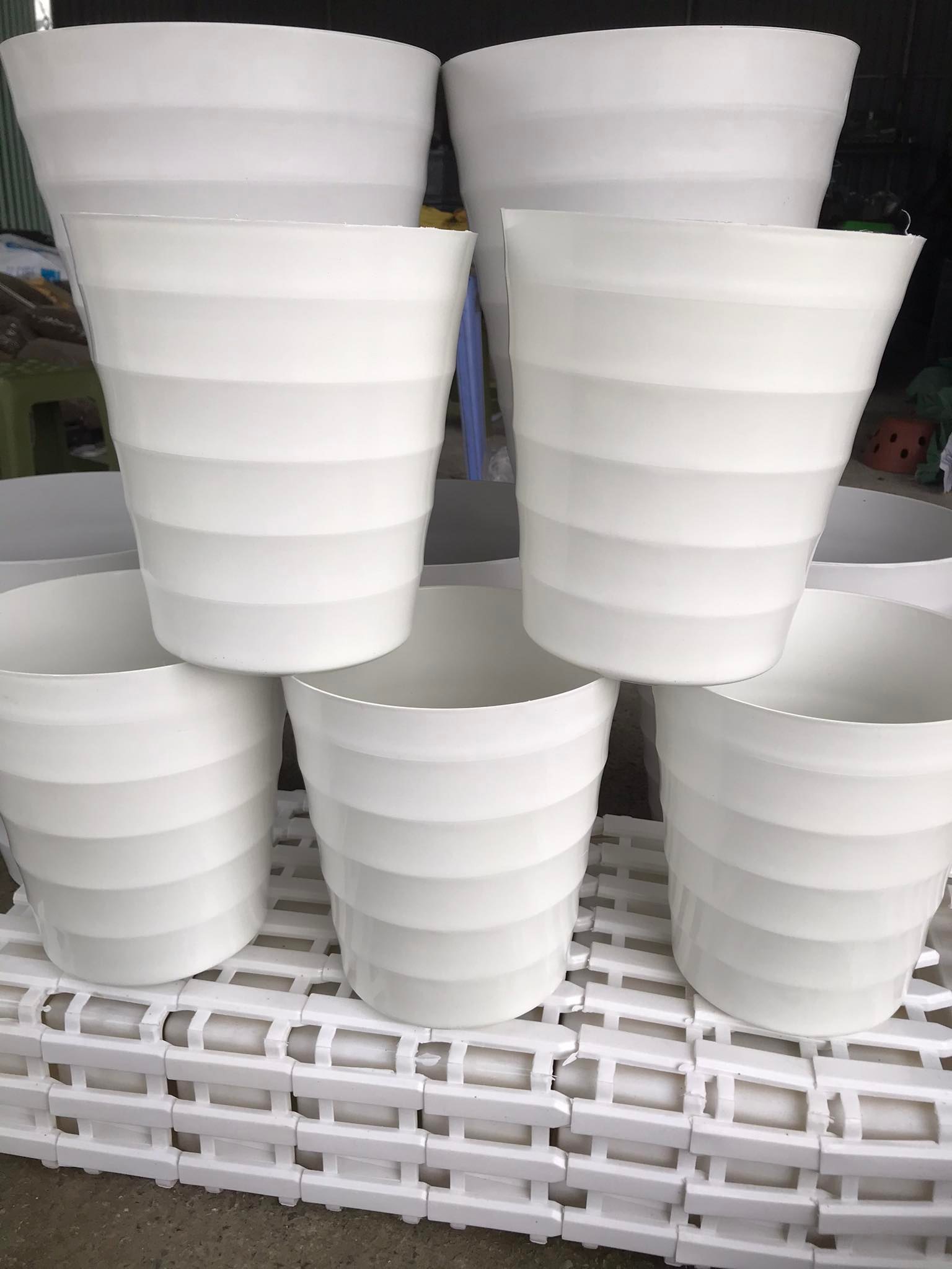 Chậu nhựa tròn cao xoắn trồng hoa đường kính miệng 20 cm - cao 22cm