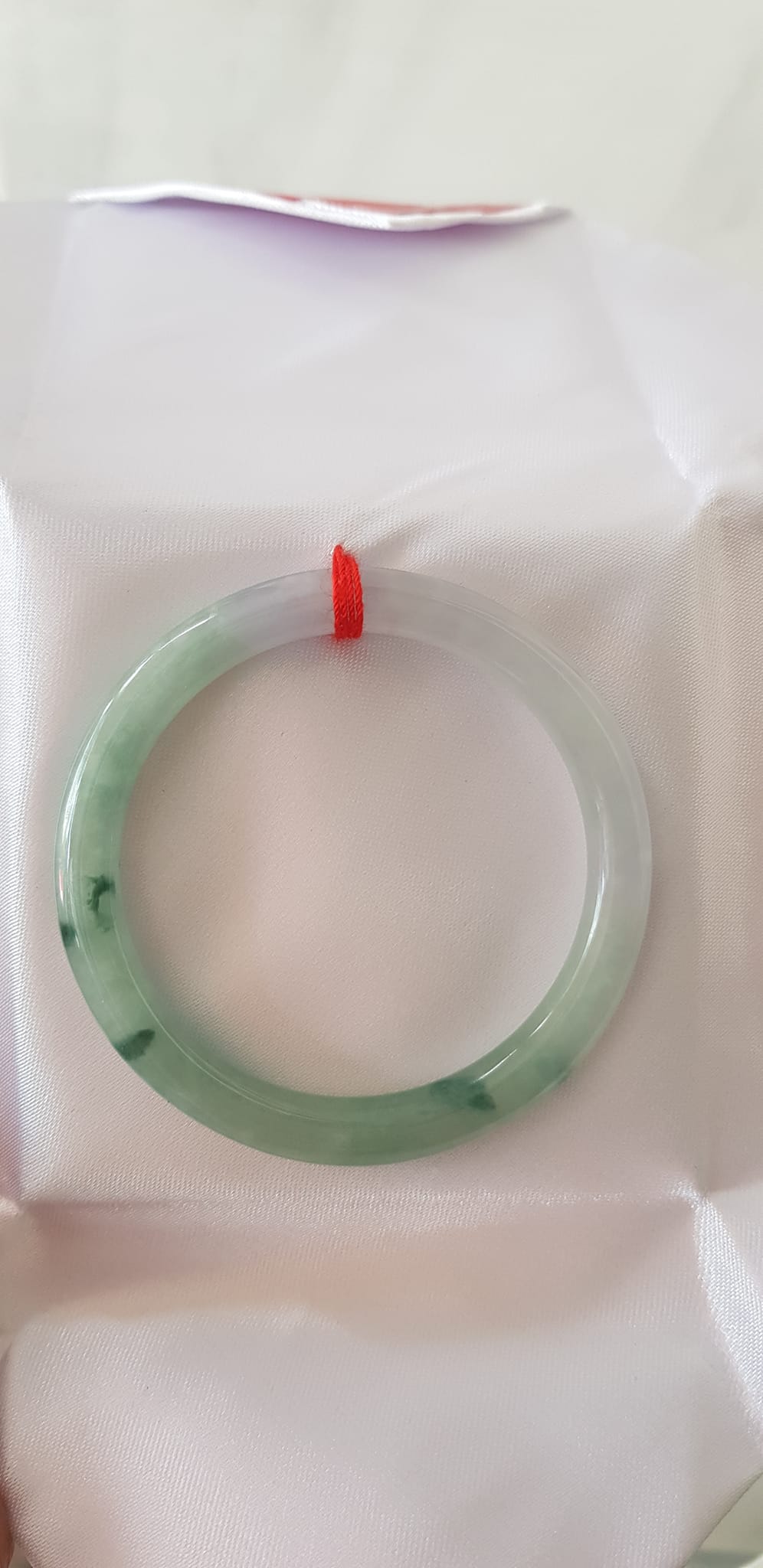 Vòng Cẩm Thạch tự nhiên A Sịn Đẹp 49mm x cọng 7mm Màu trắng bóng xanh rêu đẹp lạ sang vân đậm bóng ánh xíu tím nhẹ rất là đẹp sang Nữ 47kg - 51kg đeo đẹp ạ