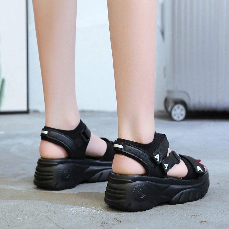 Giày Sandal Đế Dày Kiểu Dáng Thể Thao Năng Động