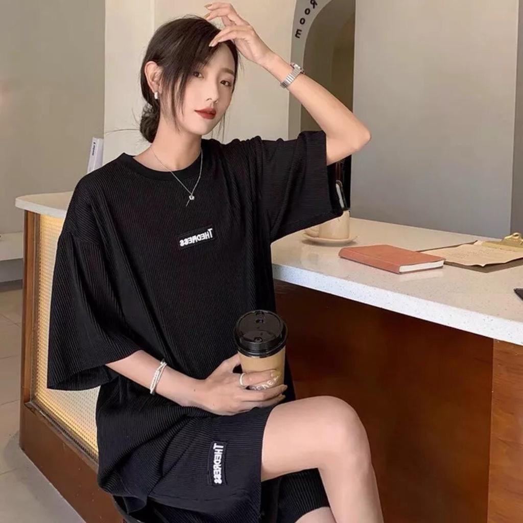 Bộ Áo Thun Unisex Kèm Quần Short Ống Rộng In Chữ THEDRESS Nổi