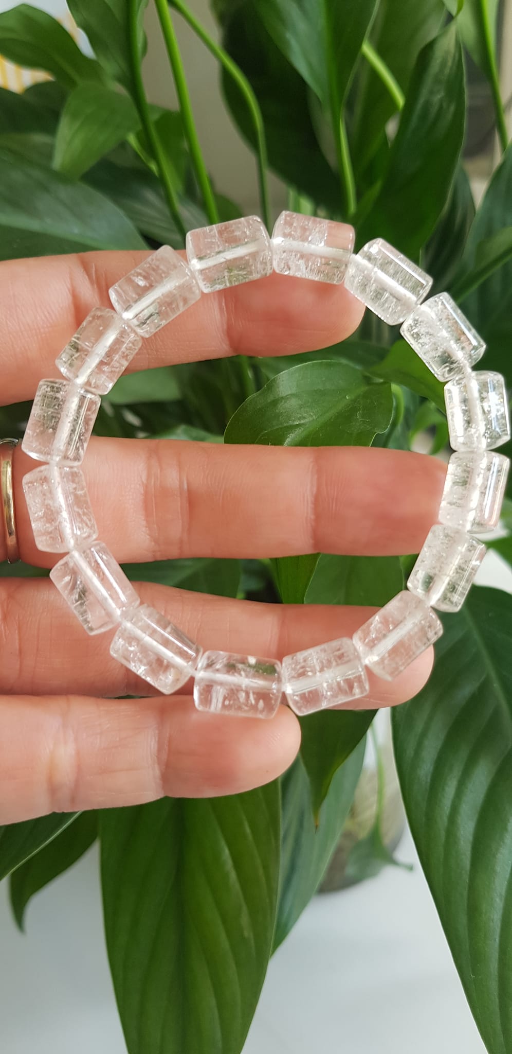 Vòng tay đá thạch anh trắng trong khúc mới đẹp size hạt 8mm x dài 11mm Chất liệu đá thạch anh trắng tự nhiên Rất hợp nữ mệnh kim mệnh Thủy các anh nam thích đeo vòng tay hạt size nhỏ thì đây ạ
