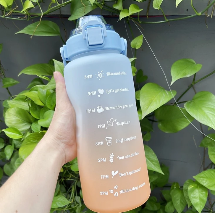 Bình chứa nước KG41 dễ thương, có ống hút, chia vạch báo giờ uống nước màu sắc giao ngẫu nhiên dung tích 200ml - Hàng chính hãng