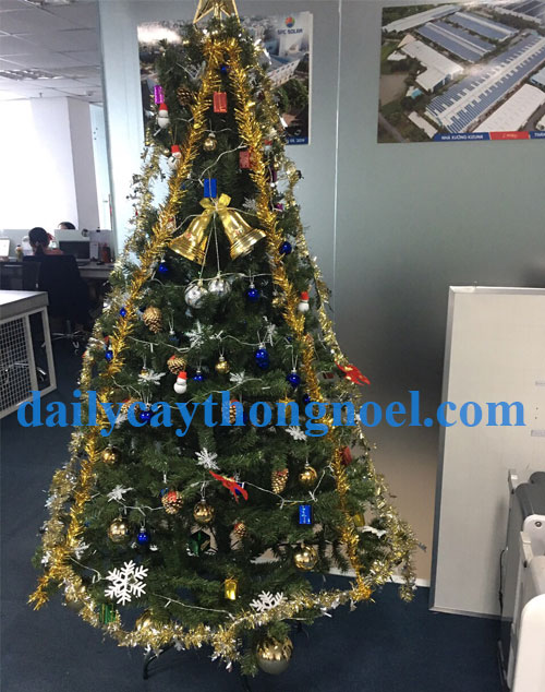 Cây thông lá xanh cao 1,8m trang trí Giáng sinh Noel (Tặng 1 ngôi sao 5 cánh và 2 dây kim tuyến 1,8m )