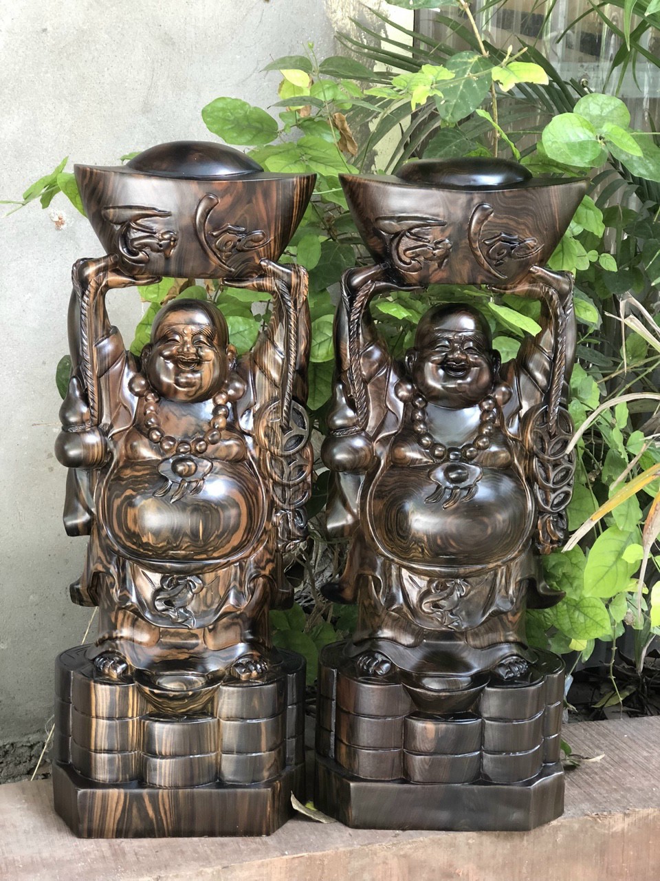 Tượng phật di lặc hai tay dâng tiền vàng bằng gỗ mun hoa kt cao 60×24×14cm