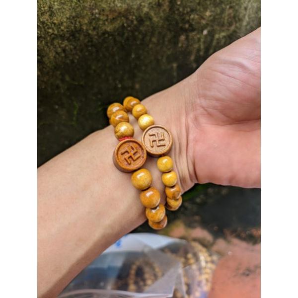 Vòng lắc tay nữ người lớn gỗ dâu tằm loại hạt 10 ly charm chữ vạn