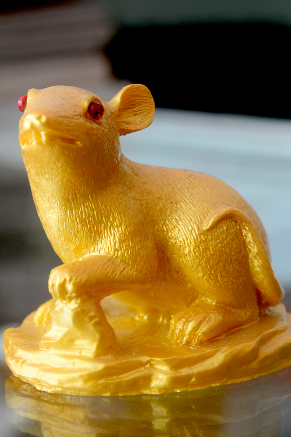 Một tượng con giáp sơn nhũ vàng