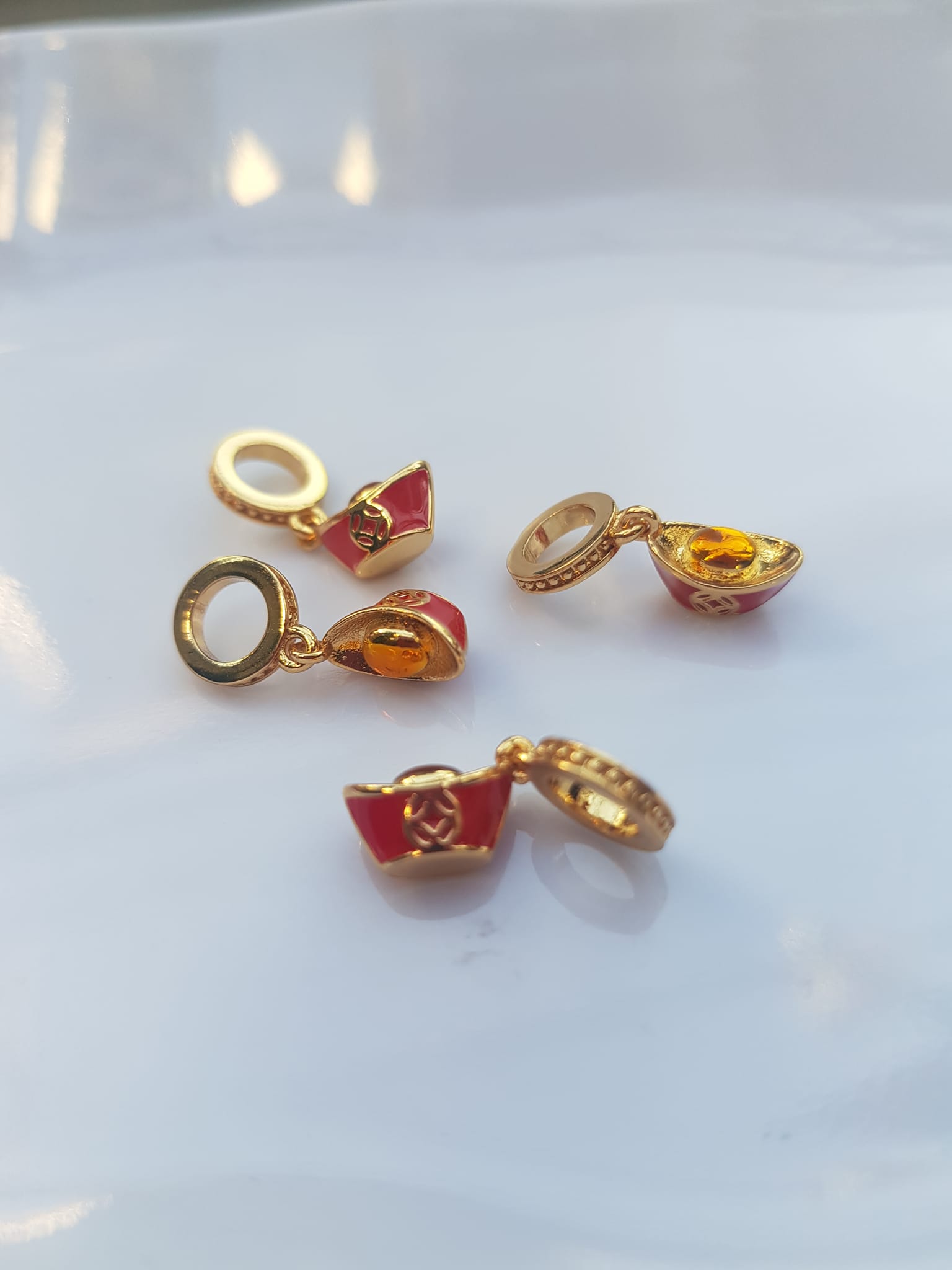 Phụ Kiện Charm Vòng Tay Nữ đẹp Hình Thỏi vàng đỏ mạ vàng kiểu đẹp Nữ đã có vòng tay hạt chuỗi , vòng tay kiểu thì charm thỏi vàng đỏ kiểu này vào đeo đẹp may mắn xinh lắm ạ