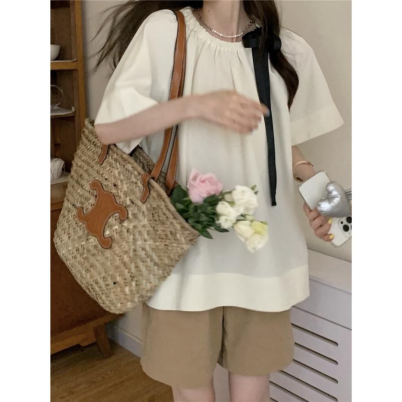 Áo sơ mi tay ngắn cách điệu với phần nơ cột ở cổ, form rộng xinh xắn. Áo bigsize đến 68kg