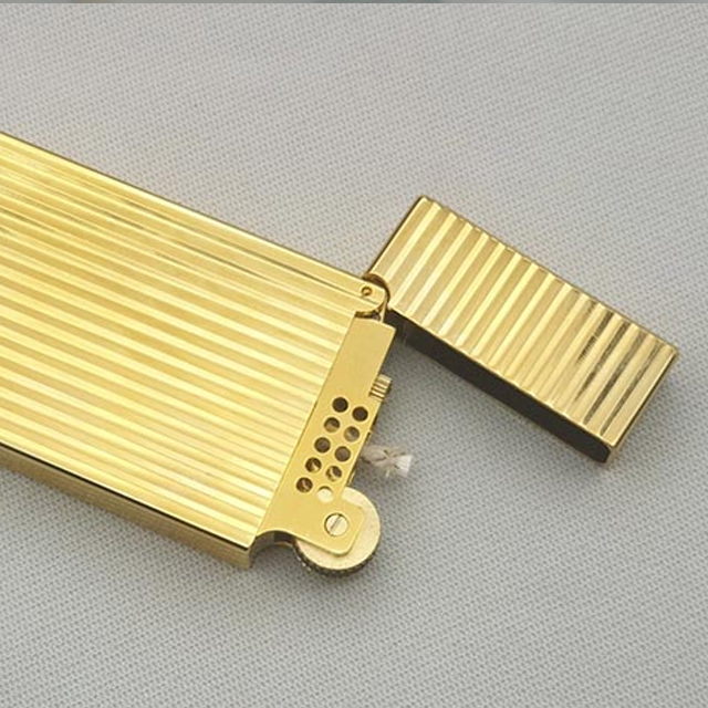 Hộp Qụet Bật Lửa Xăng DX06V Họa Tiết Kẻ Dọc Đẹp Độc Lạ Màu Vàng Sang Trọng - Dùng Xăng Bấc Đá