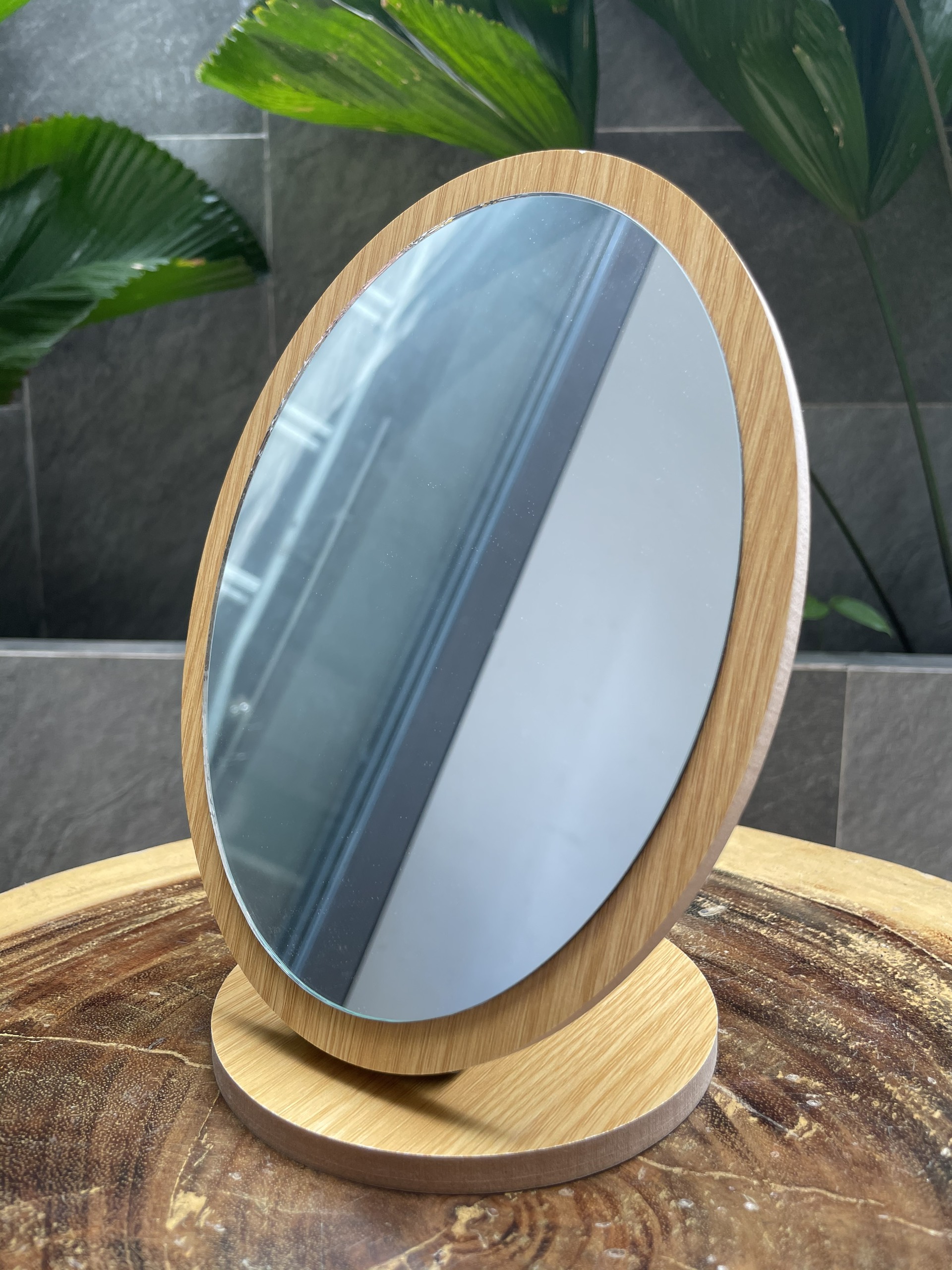 Gương trang điểm để bàn đế gỗ xinh xắn hình oval