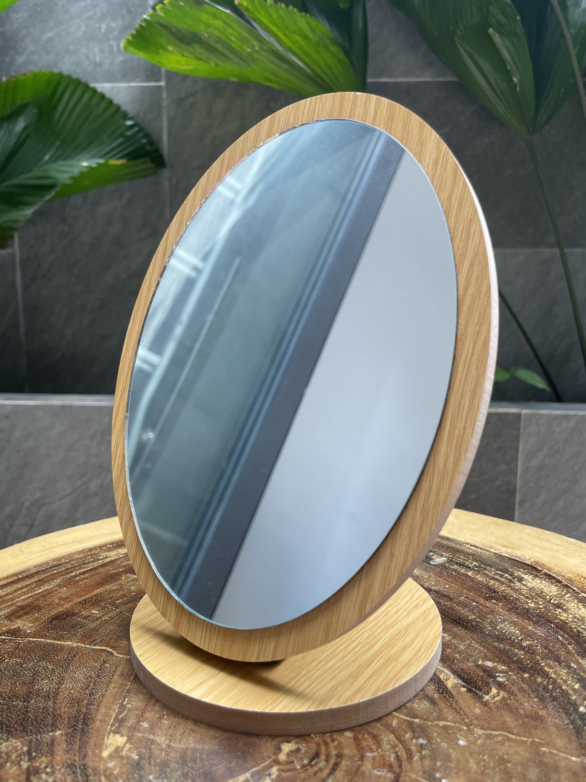 Gương trang điểm để bàn đế gỗ xinh xắn hình oval