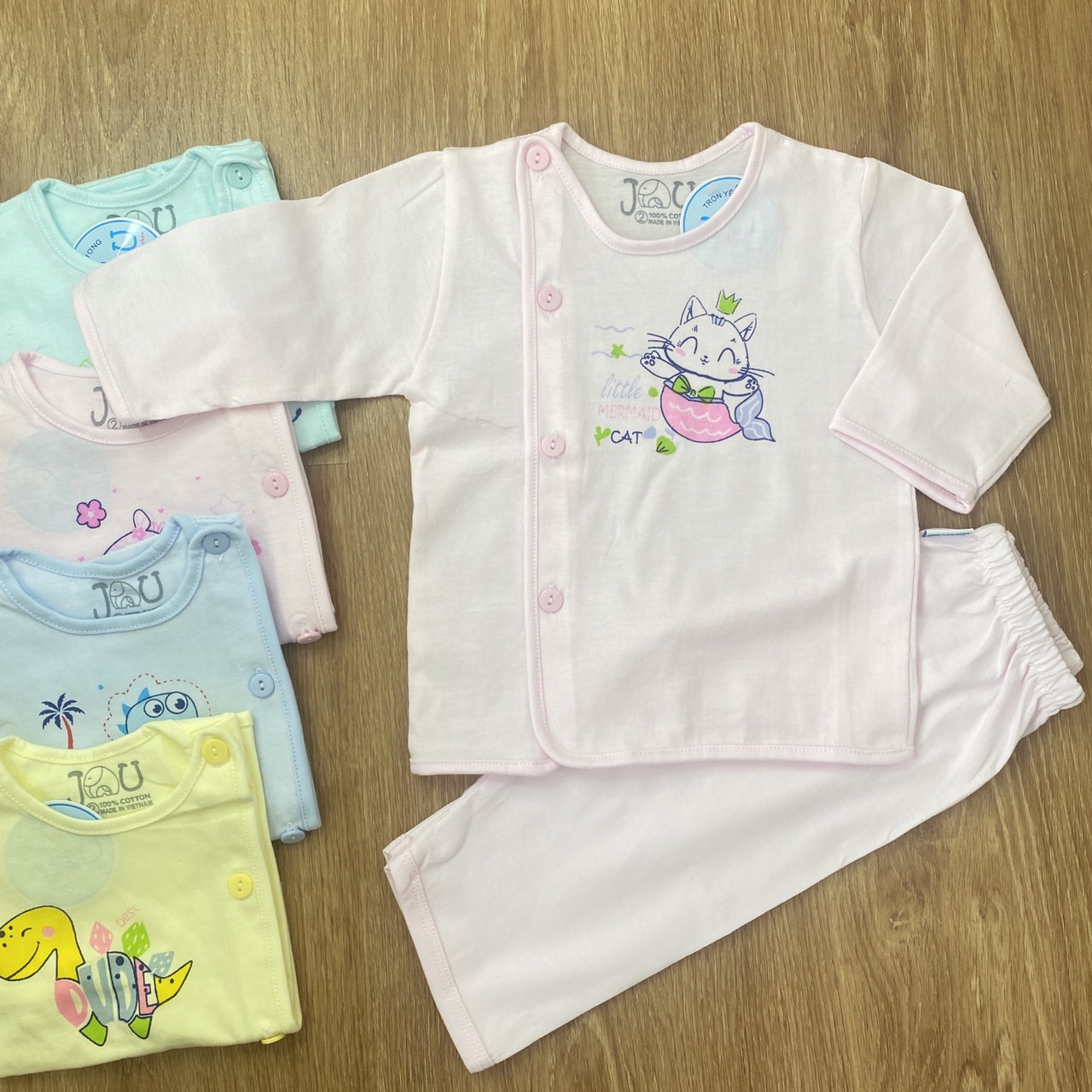 COMBO 3 Bộ quần áo sơ sinh cotton J-FR GGY | Mẫu Tay Dài Cài Lệch Màu Nhạt | Size 1 -3 cho bé sơ sinh -9 kg| Chất vải thun cotton 100% xịn, đẹp, mềm, họa tiết xinh | Hàng Việt Nam | Quần sơ sinh | Áo sơ sinh | Quần áo trẻ em