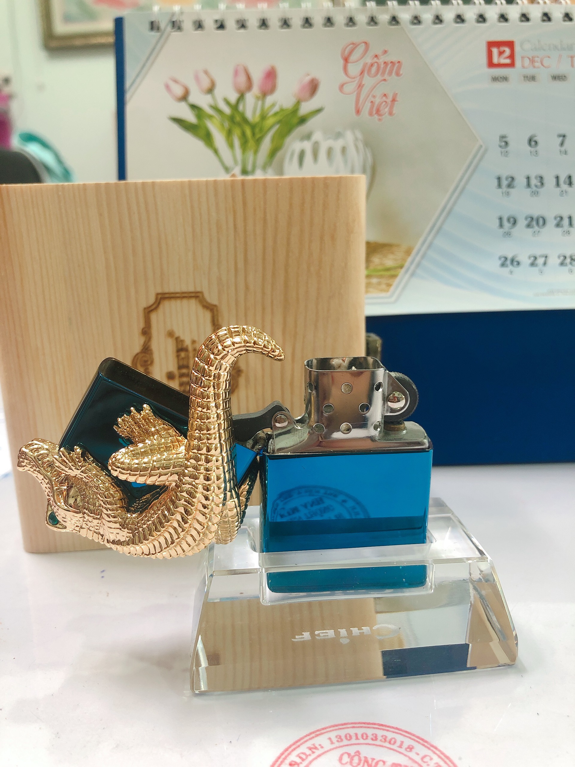 Bật lửa Chief đồng nguyên chất đính hình Vua Cá sấu màu xanh Sapphire