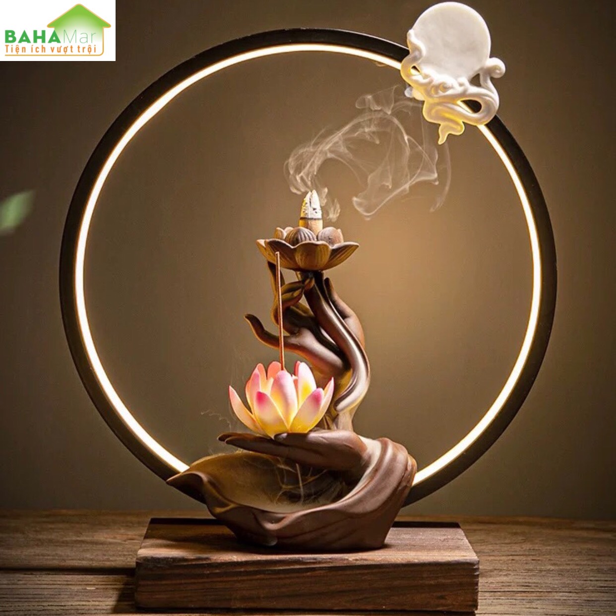 LƯ HƯƠNG VÒNG TRÒN ĐÈN LED PHONG CÁCH THIỀN - THÁC KHÓI TRẦM HƯƠNG CHẢY NGƯỢC BÀN TAY CẦM NHÀNH SEN "BAHAMAR" tạo không khí trong lành, tâm trạng tĩnh tại, làm giảm bớt lo lắng