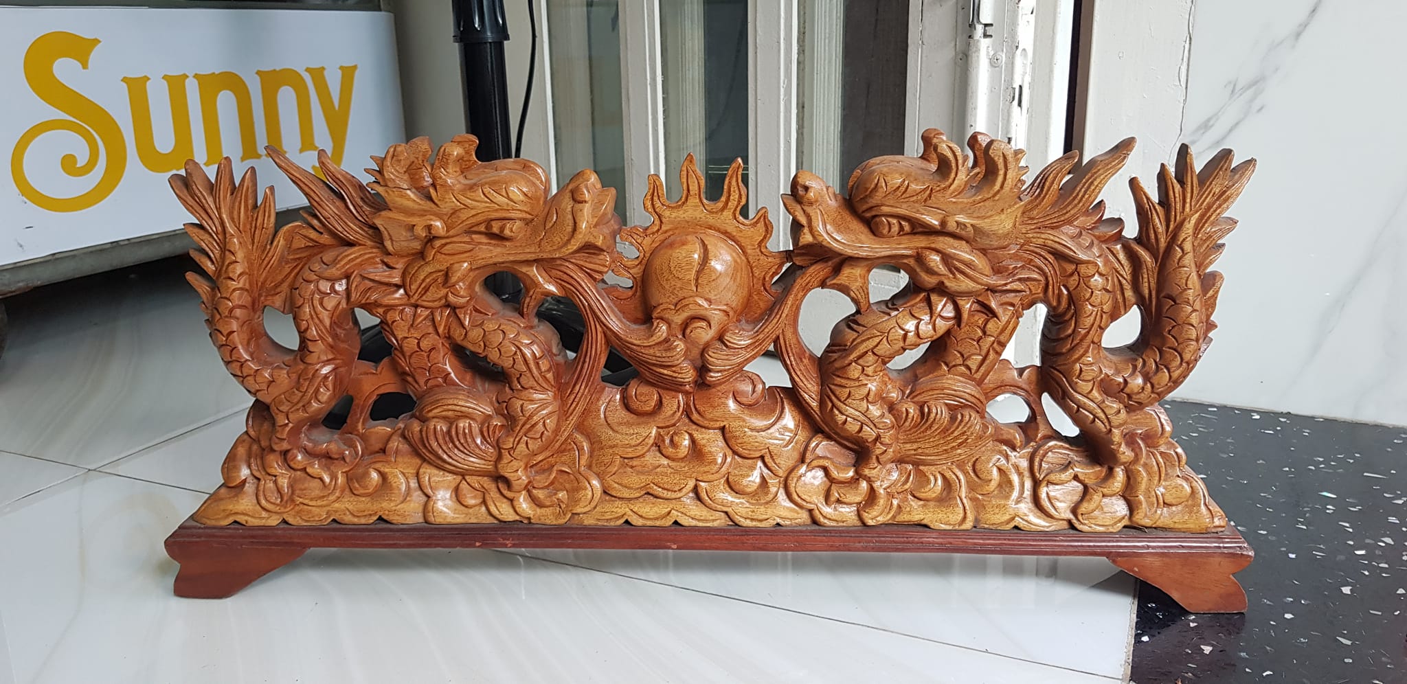 Tượng Song Long lượn Gỗ Gõ màu đỏ size Dài 64cm x Cao 17cm x Sâu 7cm 2 con rồng lượn phun lửa biểu tượng cho sức mạnh của người đứng đầu người lãnh đạo công ty, người chủ trong gia đình quà biếu tặng tân gia, tặng Sếp, quà tặng người thân ý nghĩa ạ