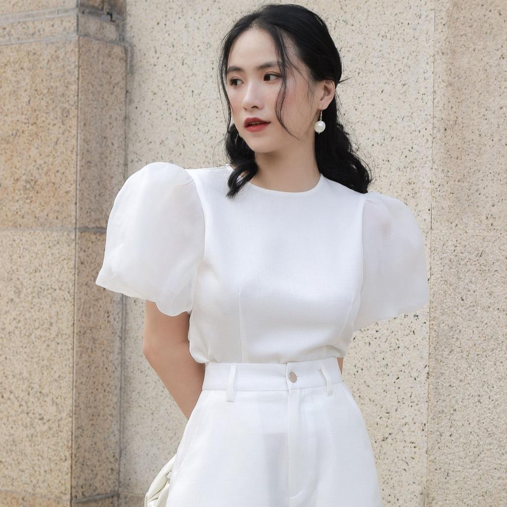 KIOBI – Áo kiểu Selena form ôm chiết ben eo, cổ tròn, tay phồng ngắn phối organza, vải cotton Thái trắng - KIA20033T