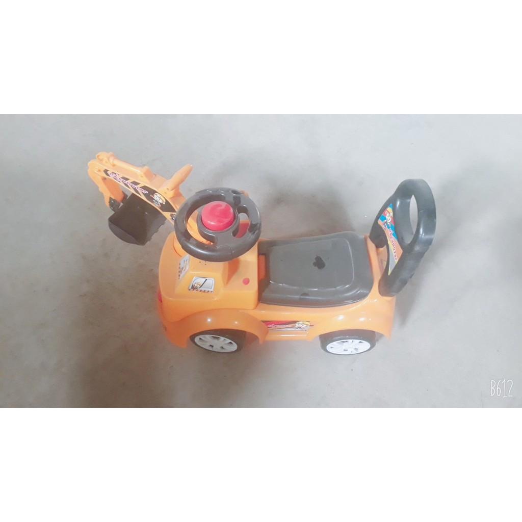 Xe cẩu chòi chân cho bé
