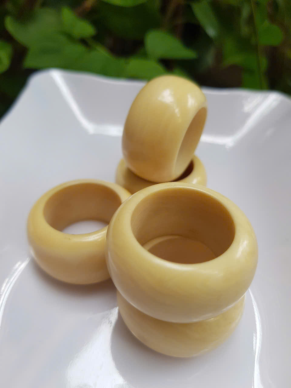 Nhẫn Nam Giả Ngà hay Xương Mỹ Nghệ màu trắng Ni 20mm Cao 16mm Dầy 5mm Dành Cho Các Anh Nam đeo nhẫn ngón tay cái hay bất kỳ ngón tay nào ni lọt vừa tay là 20mm rẻ vẫn đẹp như thường ạ