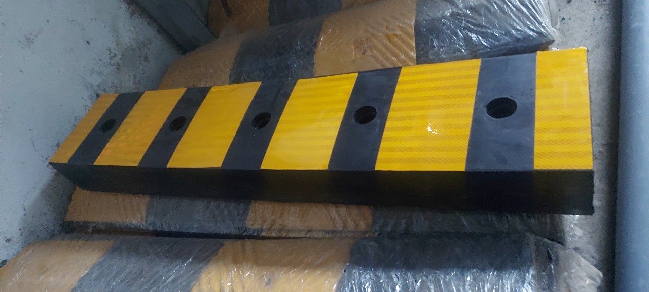 Cục cao su chống va đập 10x20x100cm dùng cho khu vực lên xuống hàng hóa