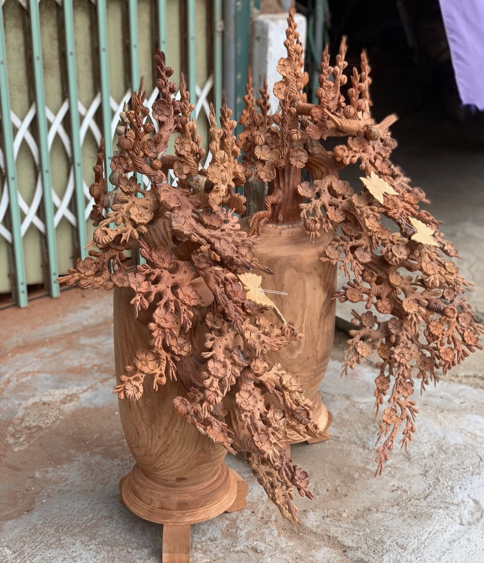 2 bình hoa mai lan phú quý phong thủy bằng gỗ hương kt cao 98×55×50cm đẹp long lanh