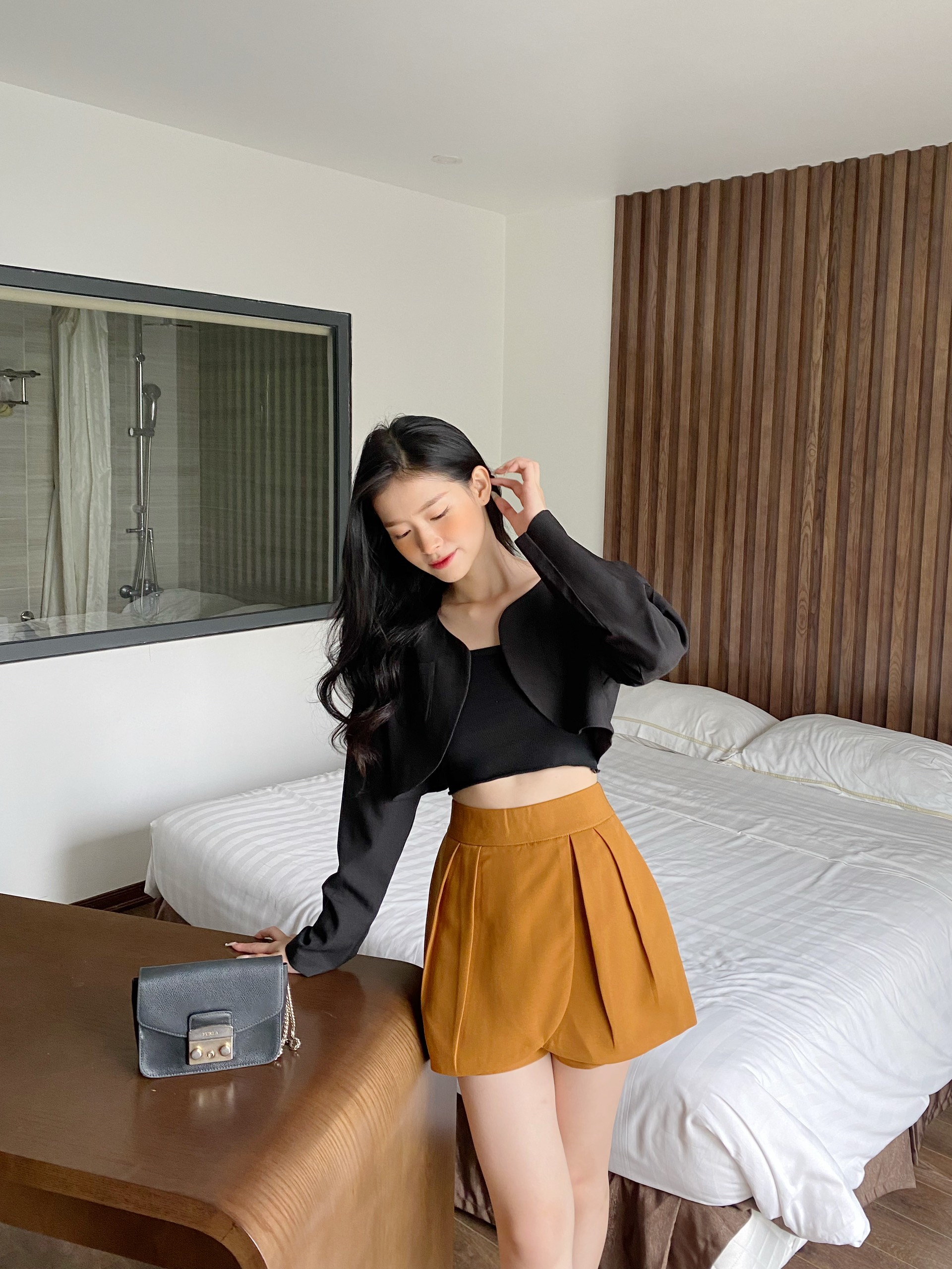 YU CHERRY | Áo khoác nữ mini, tay dài có đệm vai, không nút, tà áo bầu Mini tank top blazer YA428