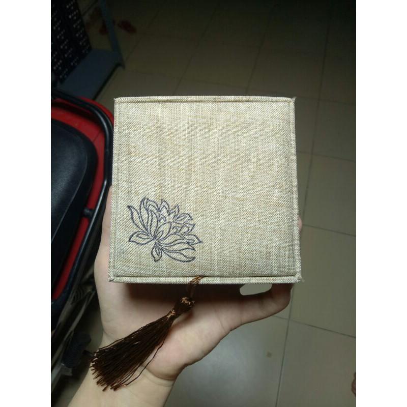 Hộp gấm đựng vòng kt 10x10cm hình hoa sen