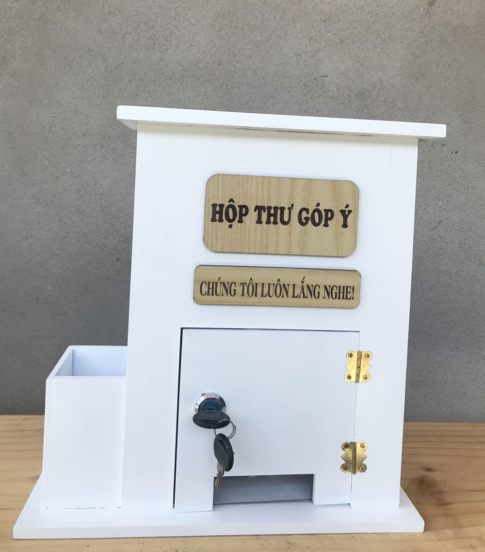 Hòm thư góp ý, thùng thư bằng gỗ được sơn màu trắng xinh xắn thích hợp dùng trang trí decor văn phòng hoặc các cơ quan, tặng khung ảnh và bộ đinh ốc giúp treo hộp.