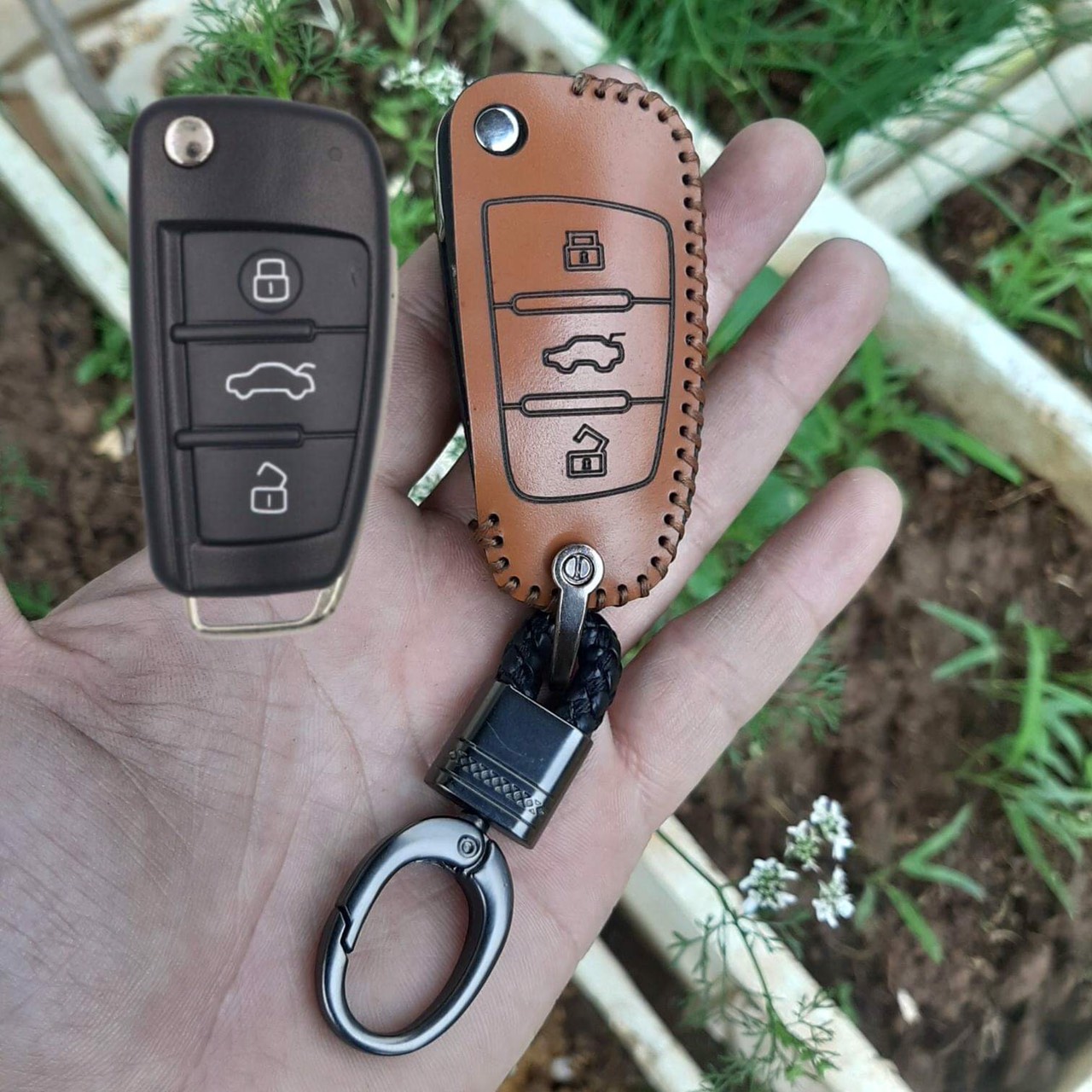 Bao da chìa khoá Audi A3, A4, A5, A6, A7, A8, A4L, A6L, Q5, Q7. Da bò thât 100%. Có khắc tên, sdt. Bảo hành 2 năm (chìa khóa như hình)