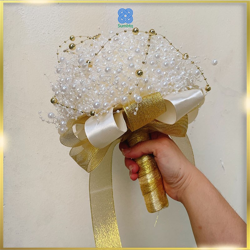 Hoa cưới cầm tay cô dâudây ngọc trai trắng sang trọng